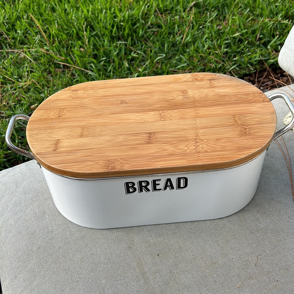 COUNTRY KITCHEN !! FARM-CORE.  FARMHOUSE style Bread tin + kitchen freebies